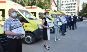 Главврач Татарской ЦРБ получил новую машину скорой помощи в Новосибирске