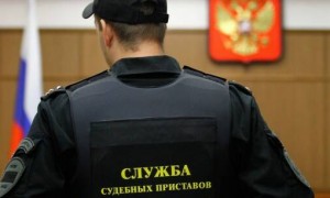 В Татарске судебный пристав выявил преступление во время судебного заседания 