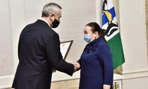 Губернатор вручил работнице вагонного депо Татарская Благодарность президента России