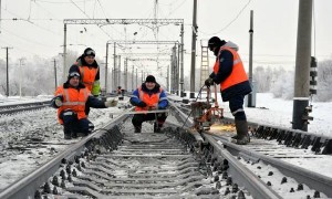 Новости: В Татарске продолжают неотложно ремонтировать железнодорожные пути в районе переездов