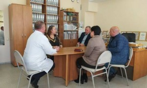Новости: Глава Татарского района Юрий Вязов посетил в больнице пострадавшего в ДТП ребёнка