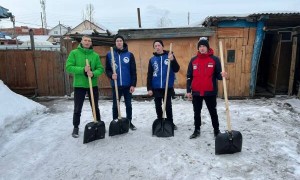 Новости: В Татарске волонтёры Молодёжного центра помогают пожилым людям в борьбе со снегом