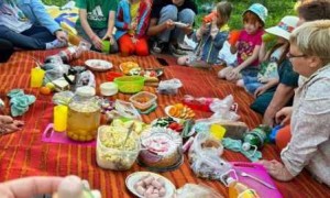 День семьи, любви и верности в Киевке Татарского района отметили семейным пикником